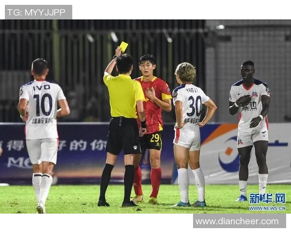 球星在激烈足球比赛中因一次意外动作捡到黄牌引发全场热议